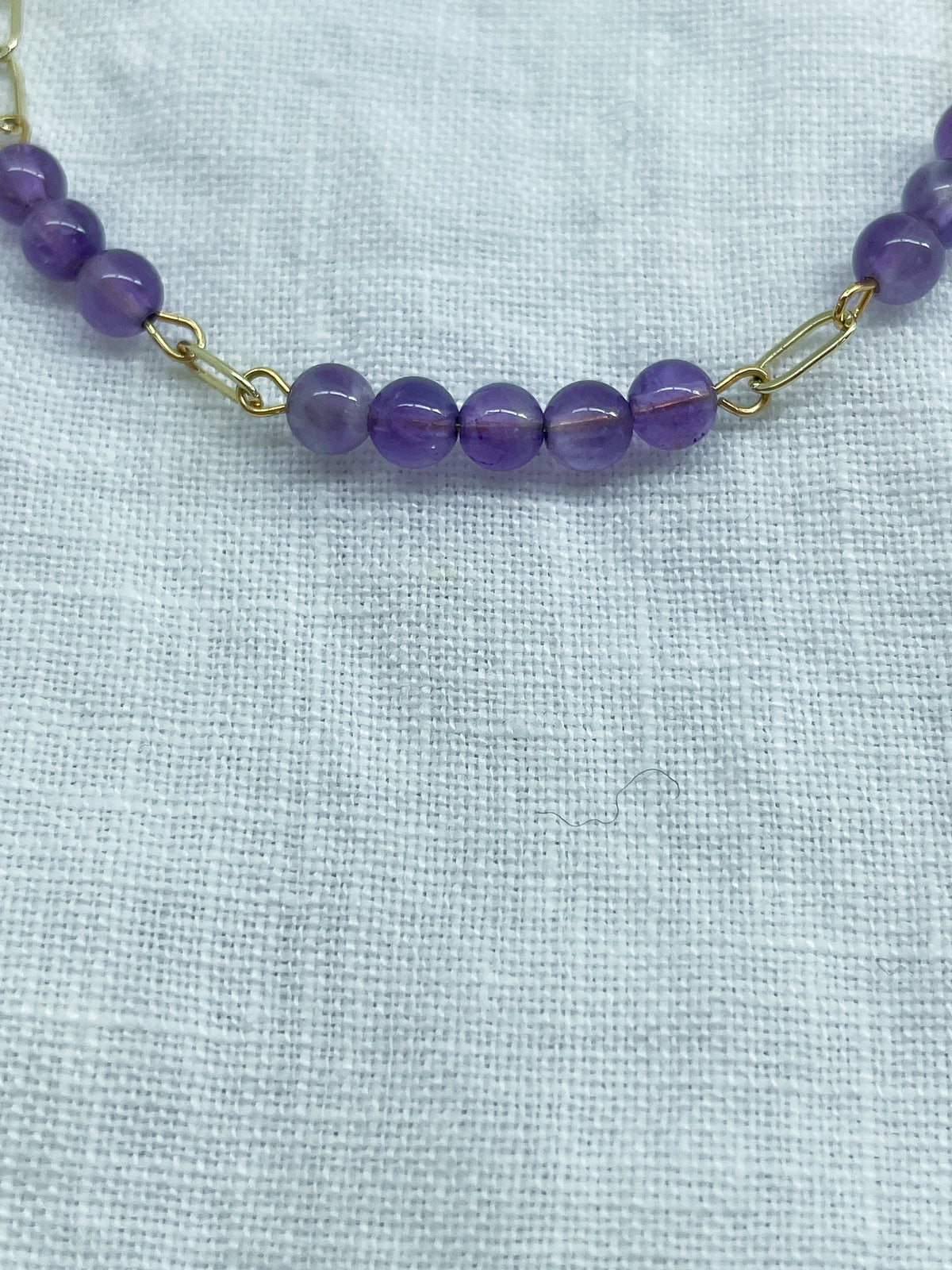 Serein — Bracelet améthyste naturelle plaqué or 14k