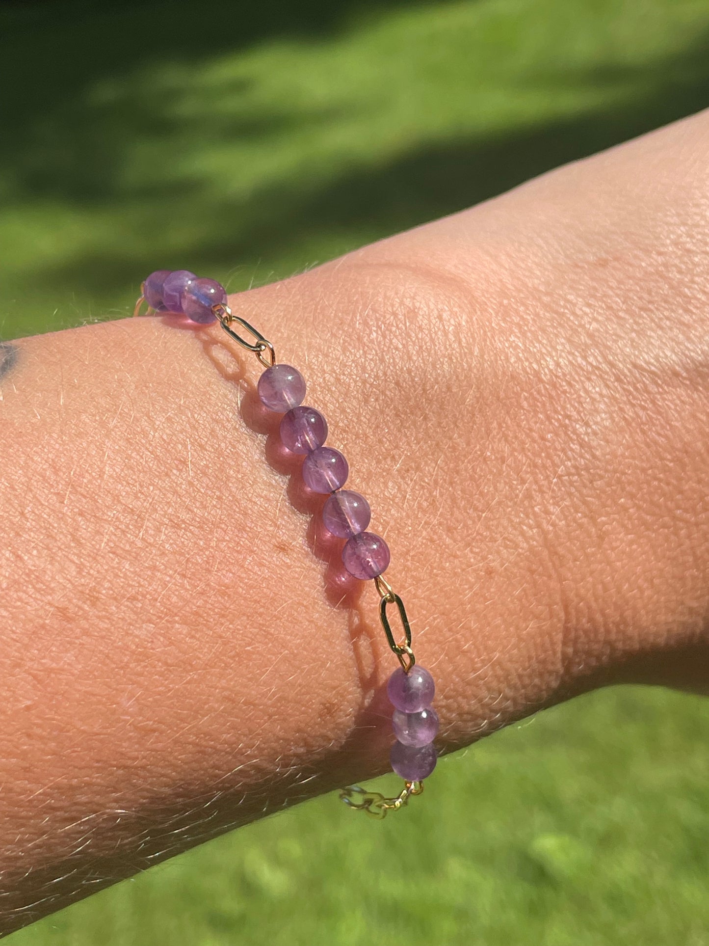 Serein — Bracelet améthyste naturelle plaqué or 14k