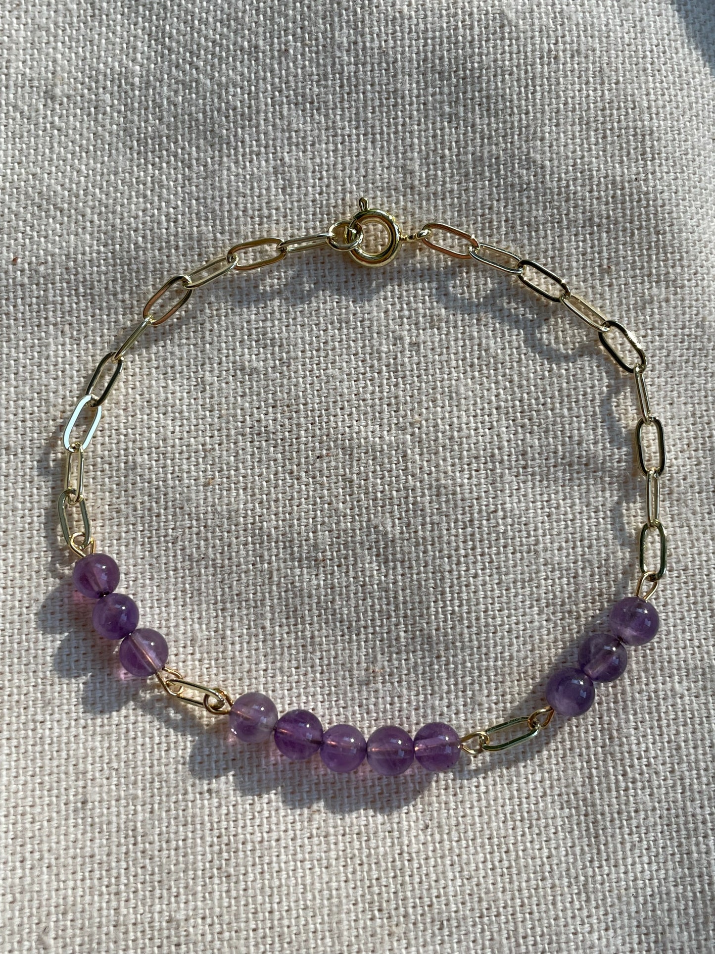 Serein — Bracelet améthyste naturelle plaqué or 14k