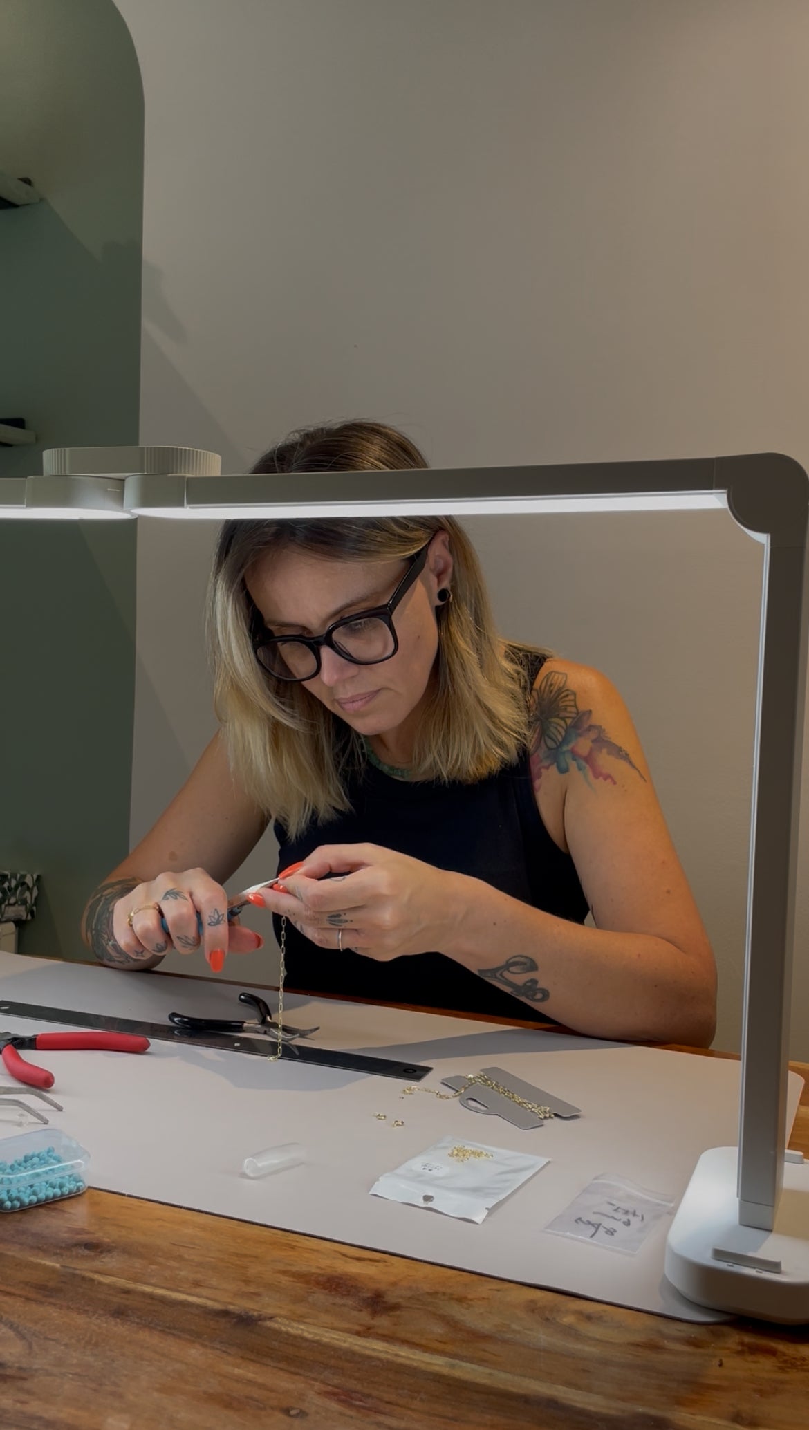 Fondatrice d'Atelier Payol créant des bijoux dans son atelier au Québec